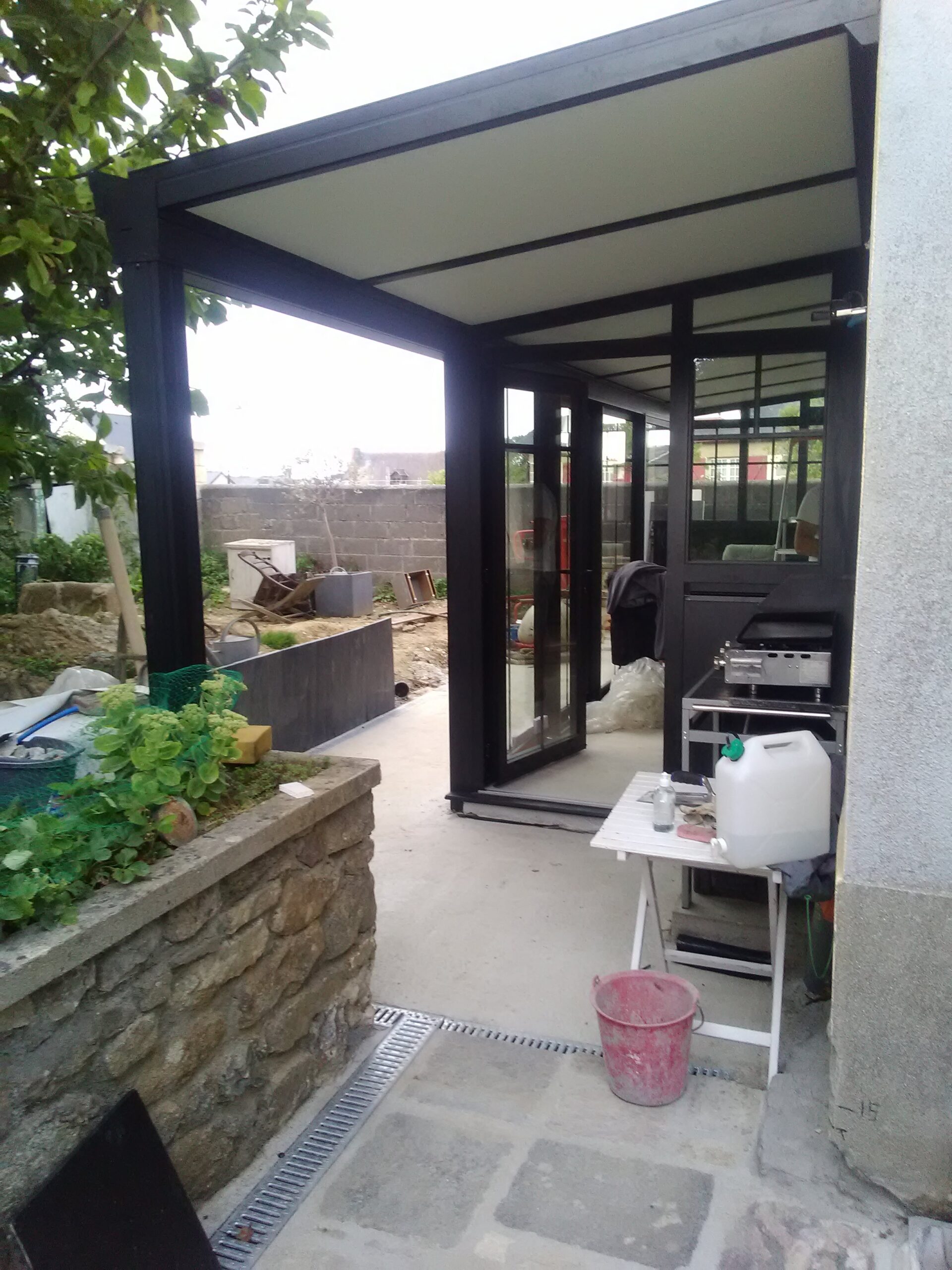 Véranda alu avec préau