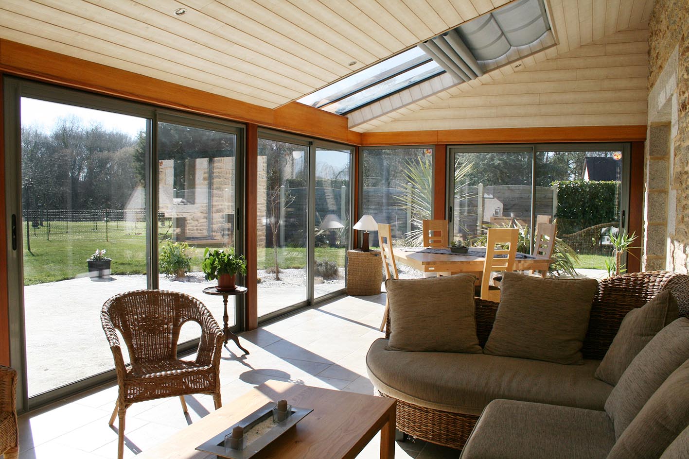 Vue intérieure d'une véranda bois