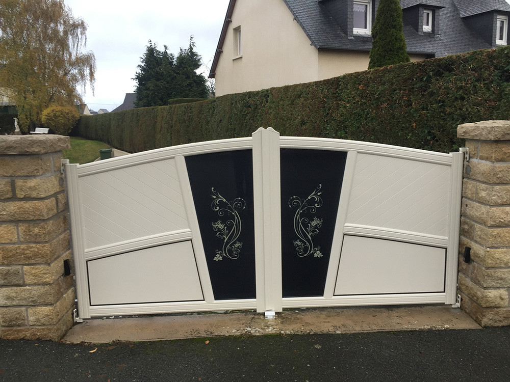 portail traditionnel blanc