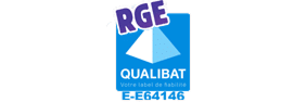 Label RGE QUALIBAT - Reconnu Garant de l'Environnement Certification QUALIBAT RGE, Reconnu Garant de l'Environnement. Logo bleu avec pyramide et texte : Votre label de fiabilité E-E64146.