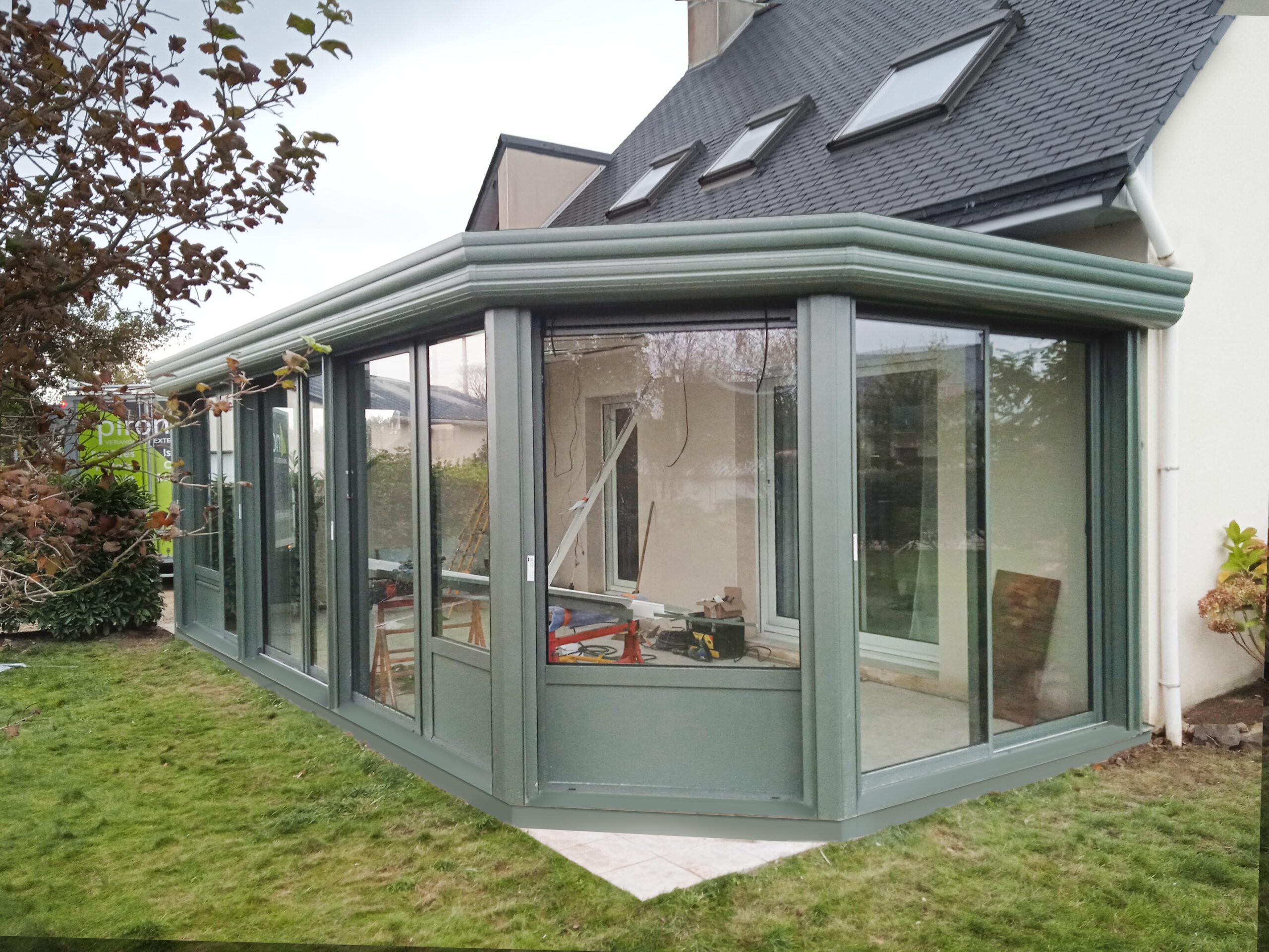 Vue intérieure d'une véranda aluminium lumineuse à Dinard